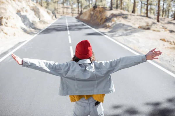 Carefree woman on the mountain road — Stock Photo, Image