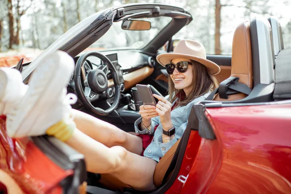 Mulher tarveling de carro e usando telefone — Fotografia de Stock