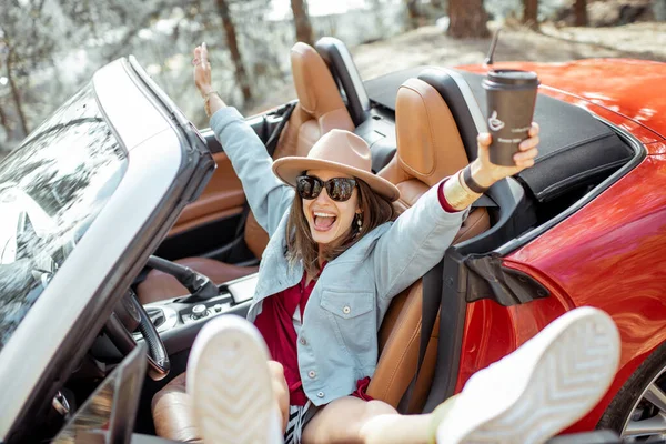 Mulher despreocupada tarveling de carro na natureza — Fotografia de Stock