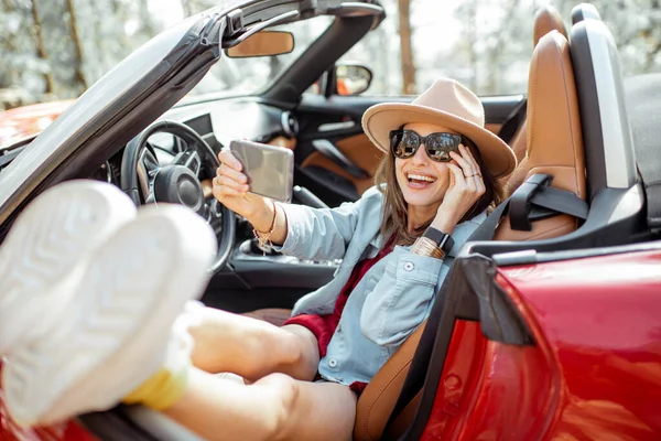 Mulher fazendo foto selfie enquanto viaja de carro — Fotografia de Stock