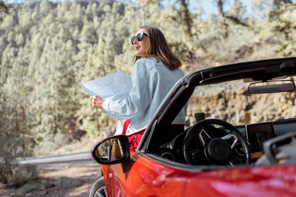 Woman traveling by car on nature — 图库照片