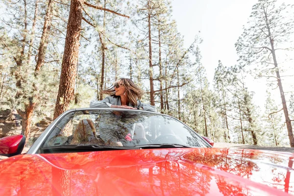 Woman traveling by car on nature — Stockfoto