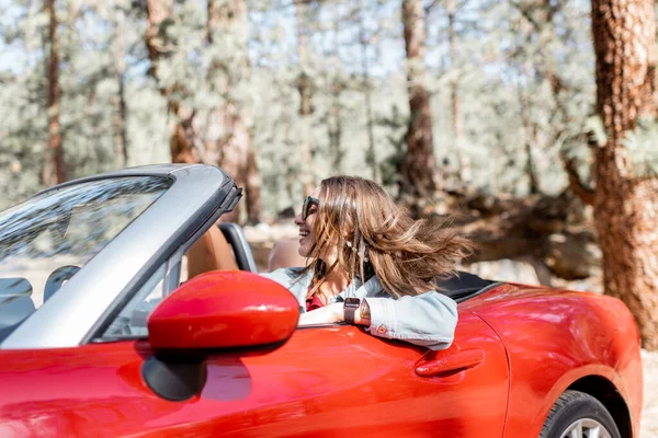 Жінка подорожує на машині на природі — стокове фото