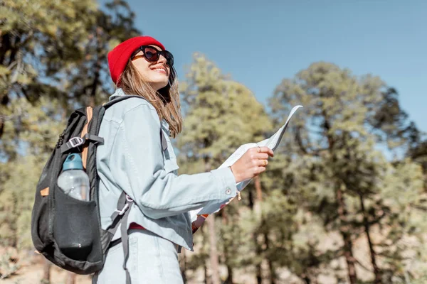 妇女在森林里徒步旅行 — 图库照片