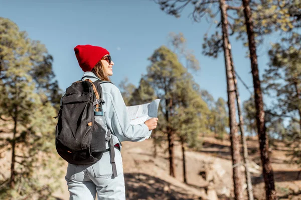 Vrouw wandelen in het bos — Stockfoto