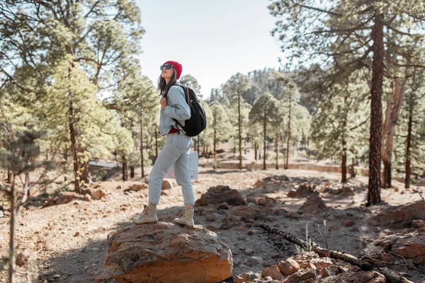 Mujer senderismo en el bosque muy en las montañas en una roca volcánica — Foto de Stock