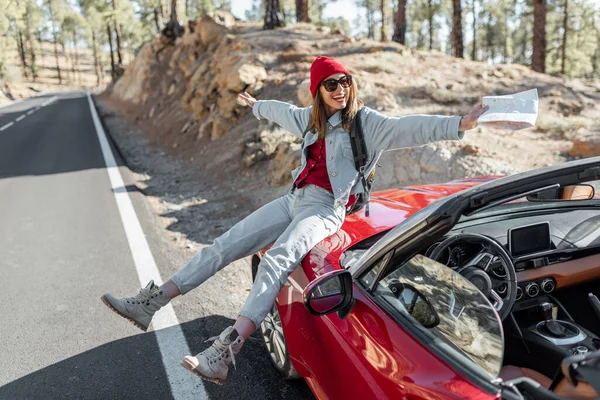 Mujer tarveling en coche en la carretera de montaña —  Fotos de Stock