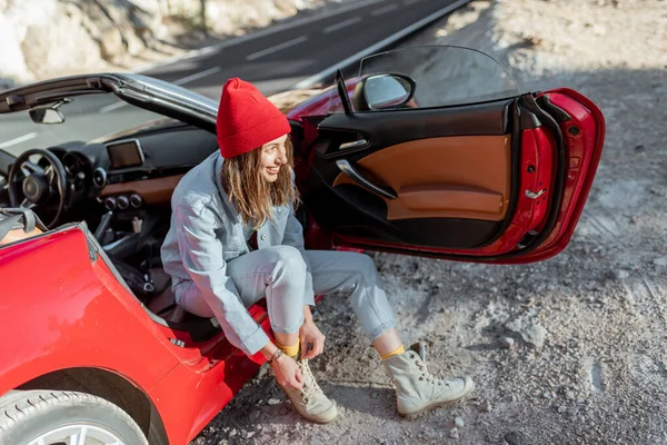 Mujer usando zapatos, viajando en coche —  Fotos de Stock