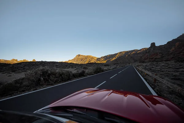Viaje por carretera en el valle volcánico — Foto de Stock