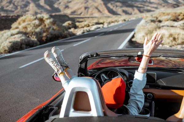 Kobieta podróżująca kabrioletem samochodem po pustynnej dolinie — Zdjęcie stockowe