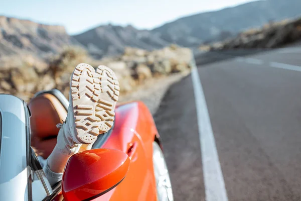 Mulher viajando de carro conversível no vale do deserto — Fotografia de Stock