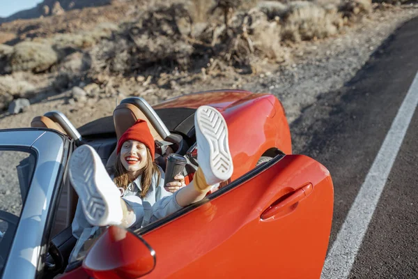 Kobieta podróżująca kabrioletem samochodem po pustynnej dolinie — Zdjęcie stockowe