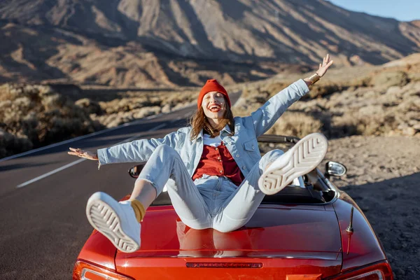 Mulher viajando de carro em um vale vulcânico — Fotografia de Stock