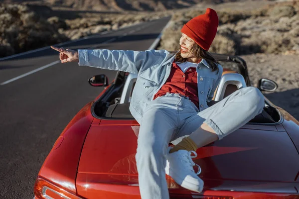 Woman traveling by car on a desert valley — Φωτογραφία Αρχείου