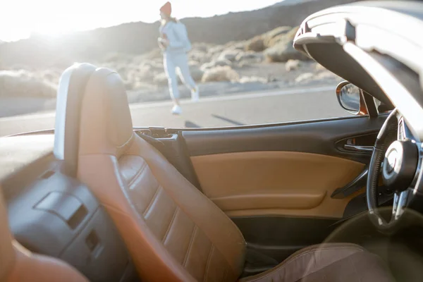 Sports car and woman enjoying road trip — Zdjęcie stockowe