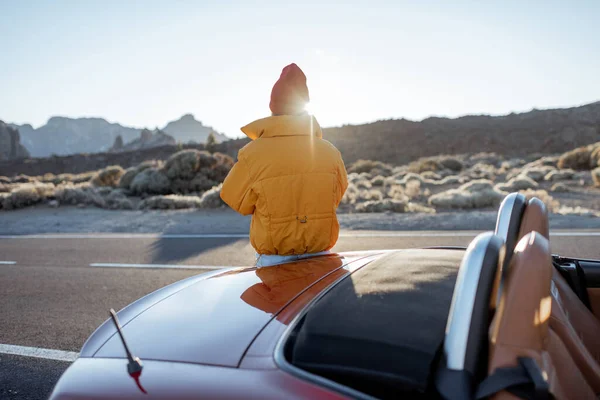 Woman enjoying roadtrip on a sunset — Stockfoto