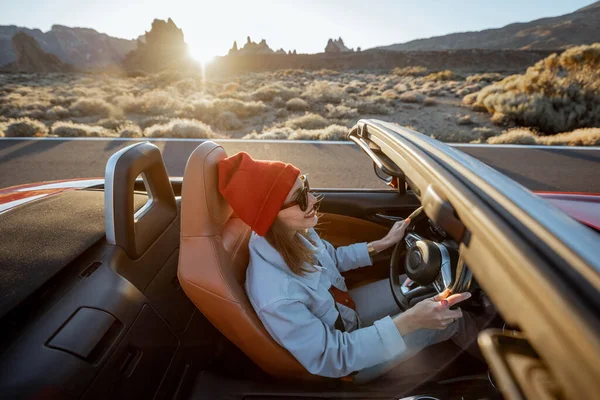 Mujer viajando por cabriolet en el camino del desierto —  Fotos de Stock