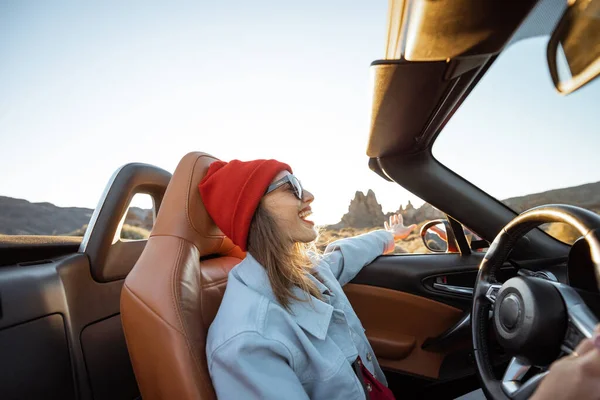 Mulher viajando de cabriolet na estrada do deserto — Fotografia de Stock