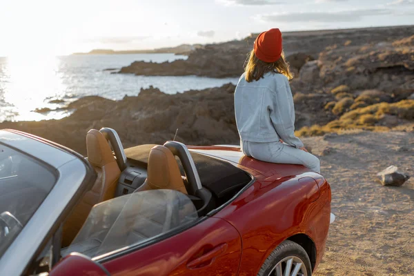 Mujer viajando en coche en la costa rocosa — Foto de Stock