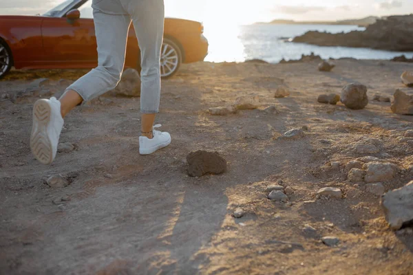 Woman running on the rocky coast — 图库照片