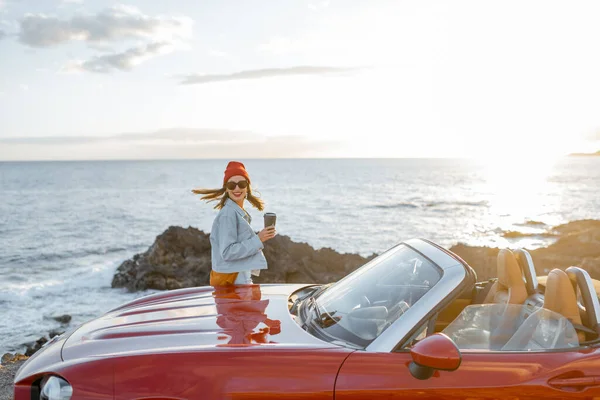 Frau mit Auto an der felsigen Küste unterwegs — Stockfoto