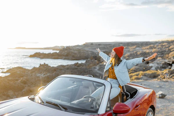 Traveling by car near the ocean — 图库照片