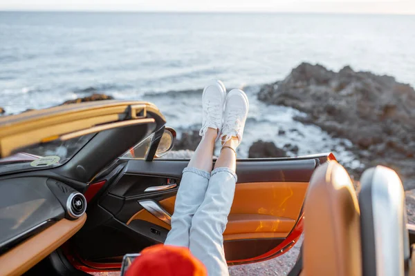 Frau mit Auto an der felsigen Küste unterwegs — Stockfoto