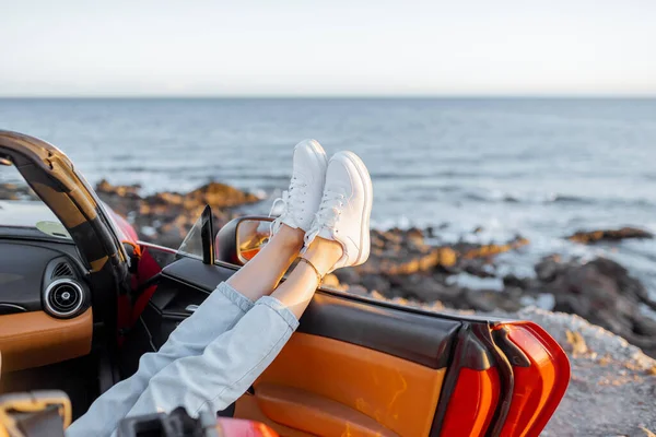在岩石海岸开车旅行的女人 — 图库照片