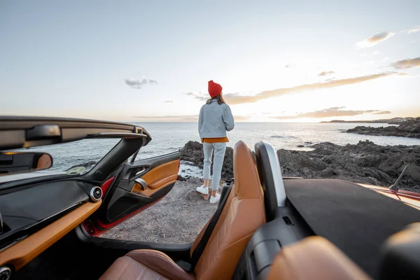 Woman traveling by car on the rocky ocean coast — 图库照片