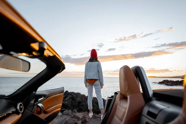 Woman traveling by car on the rocky ocean coast — 图库照片