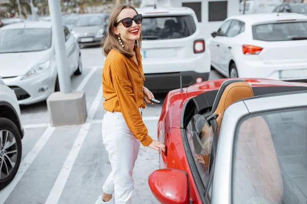 Mulher feliz no estacionamento do carro — Fotografia de Stock