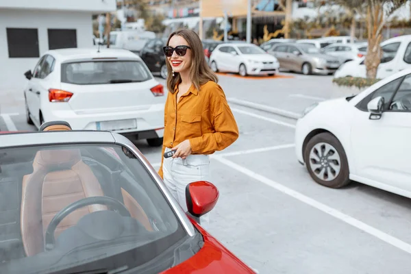 Happy woman at the car parking — Stockfoto