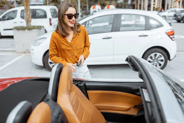 Mulher feliz no estacionamento do carro — Fotografia de Stock