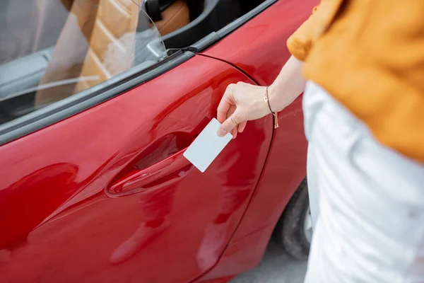 Opening car door with a plastic card — Φωτογραφία Αρχείου