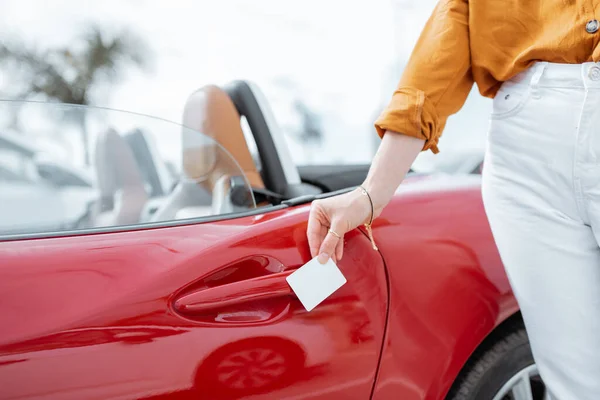 Opening car door with a plastic card — Stockfoto