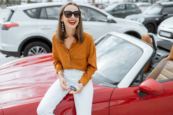 Retrato de mujer cerca de los exteriores del coche —  Fotos de Stock