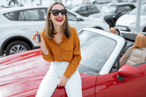 Woman portrait near the car outdooors — ストック写真