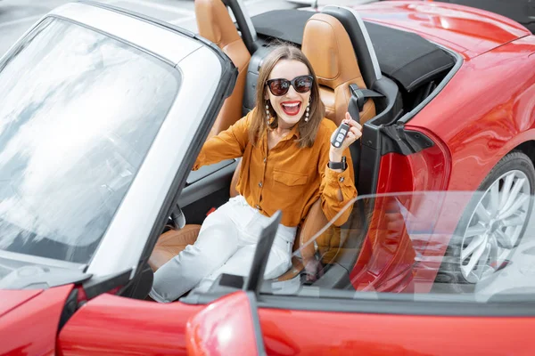 Portrait of a happy woman in the car — Stockfoto