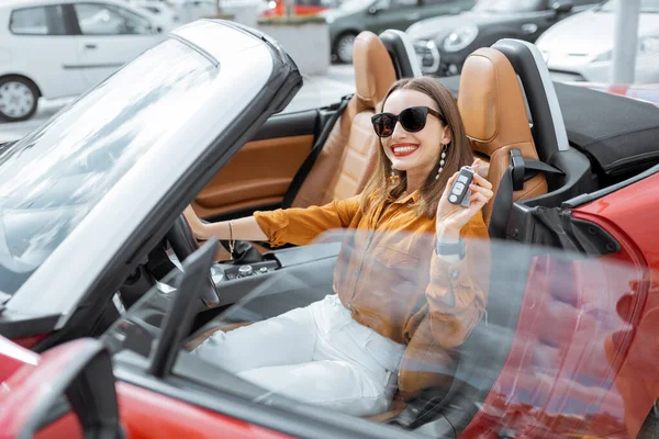 Retrato de una mujer feliz en el coche — Foto de Stock
