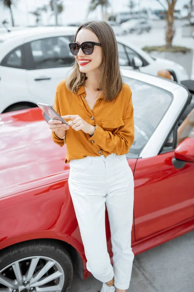 Mulher com telefone no estacionamento do carro — Fotografia de Stock