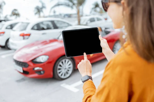 Controlar el coche con una tableta digital — Foto de Stock