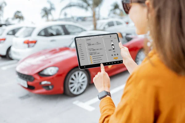 Controlar el coche con una tableta digital — Foto de Stock