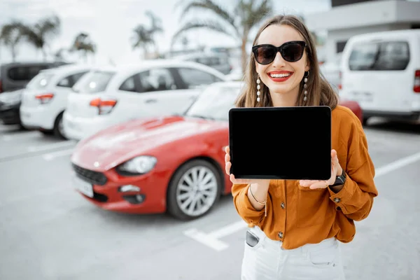 駐車場にデジタルタブレットを持つ女性 — ストック写真