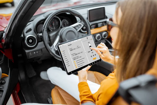 Controlar el coche con una tableta digital — Foto de Stock