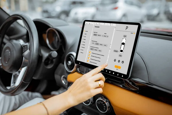 Mujer controlando coche con un salpicadero digital — Foto de Stock