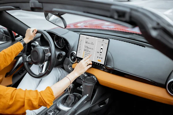 Mujer controlando coche con un salpicadero digital — Foto de Stock