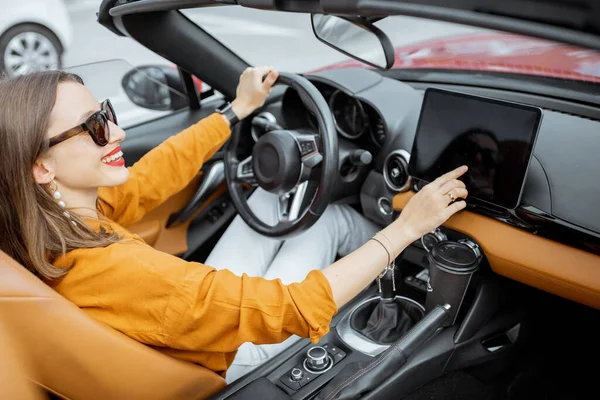 Mulher que controla o carro com um painel digital — Fotografia de Stock