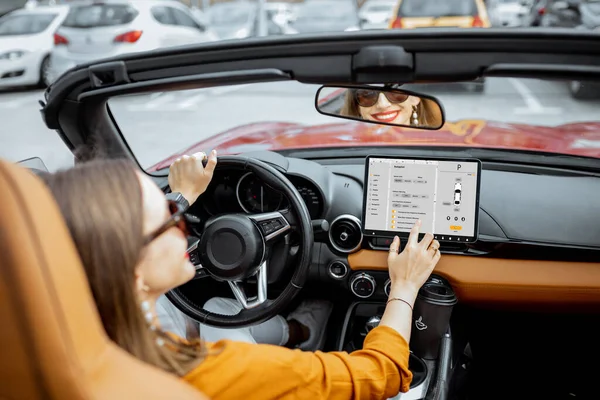 Mujer controlando coche con un salpicadero digital — Foto de Stock