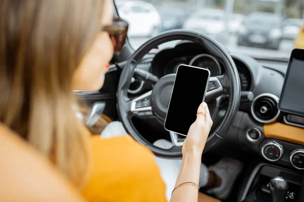Žena používající telefon při jízdě — Stock fotografie