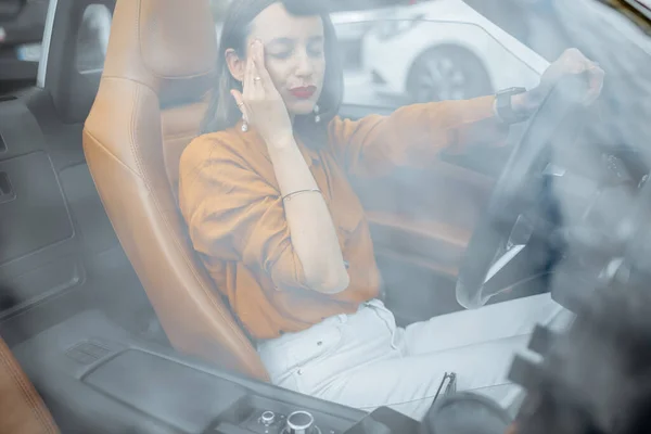 Mulher sentindo dor de cabeça no carro — Fotografia de Stock